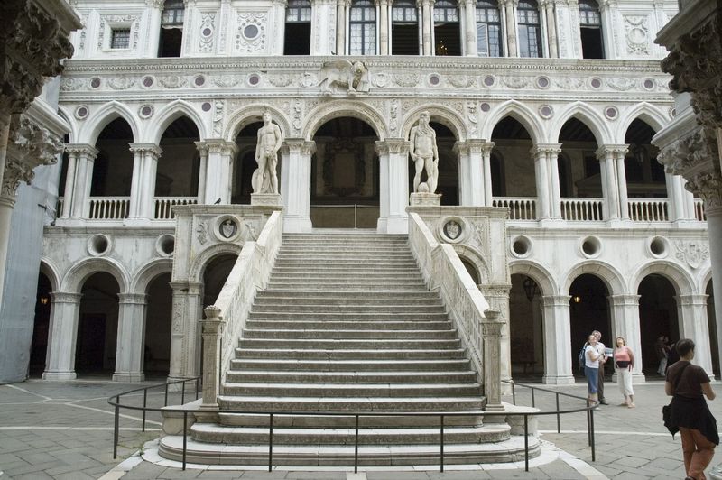 Palazzo_ducale,_scala_dei_giganti_02.jpg