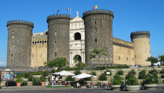 Naples-Castel_Nuovo.jpg